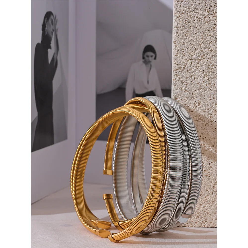 Elastic Torques Necklace