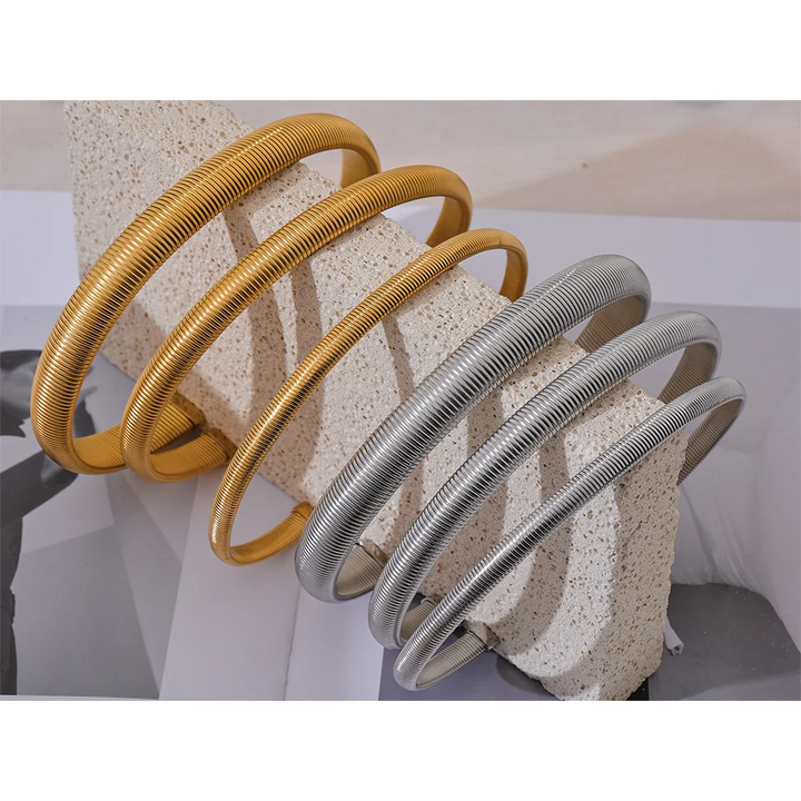 Elastic Torques Necklace