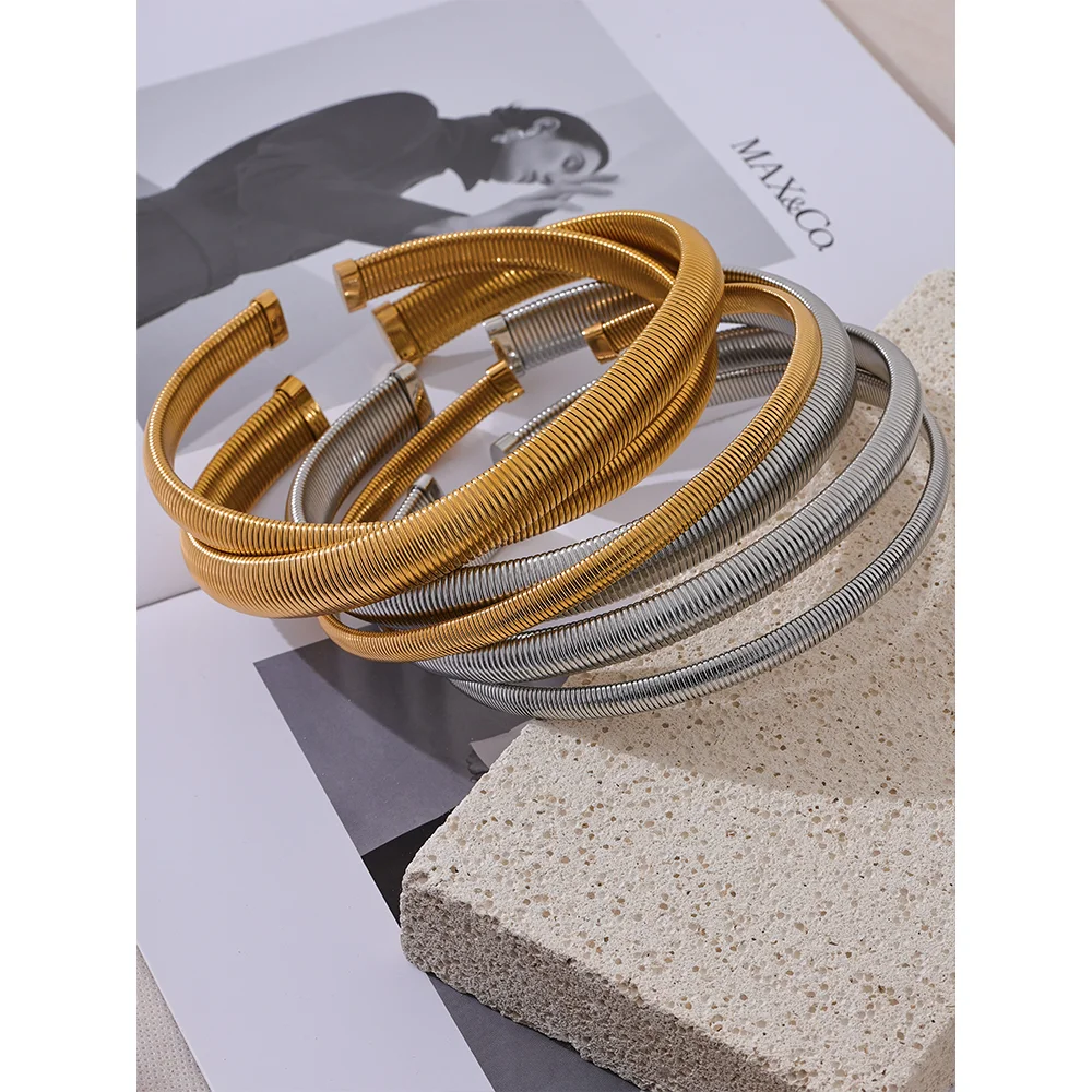 Elastic Torques Necklace